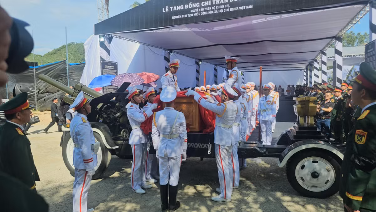 Trước đó, lúc 14h15 cùng ngày, đoàn xe nghi lễ đưa linh cữu nguyên Chủ tịch nước về nơi an nghỉ ở núi Dông Bồ, xã Phổ Khánh.