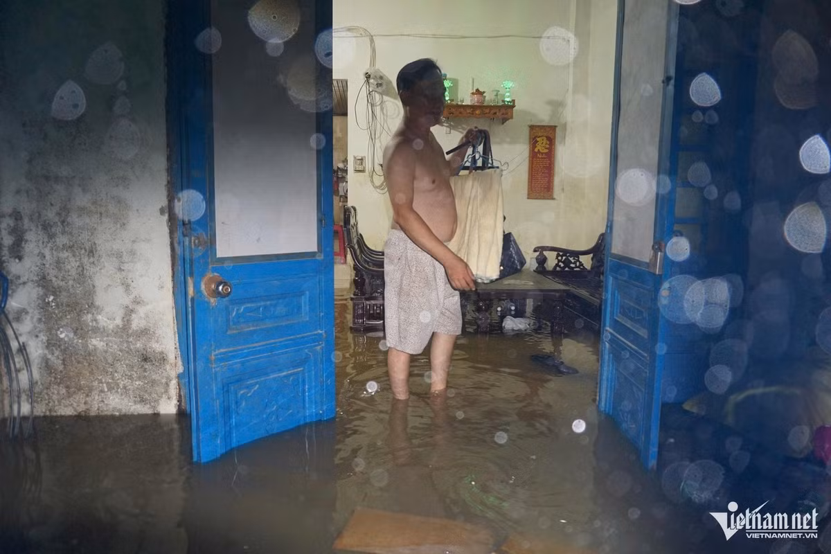 Người dân cho biết, khoảng 0h ngày 12/6, nước bắt đầu dâng cao và nhanh chóng tràn vào các nhà dân trong hẻm 161 Mẹ Suốt. Có nơi, mực nước dâng ngang bụng người lớn.