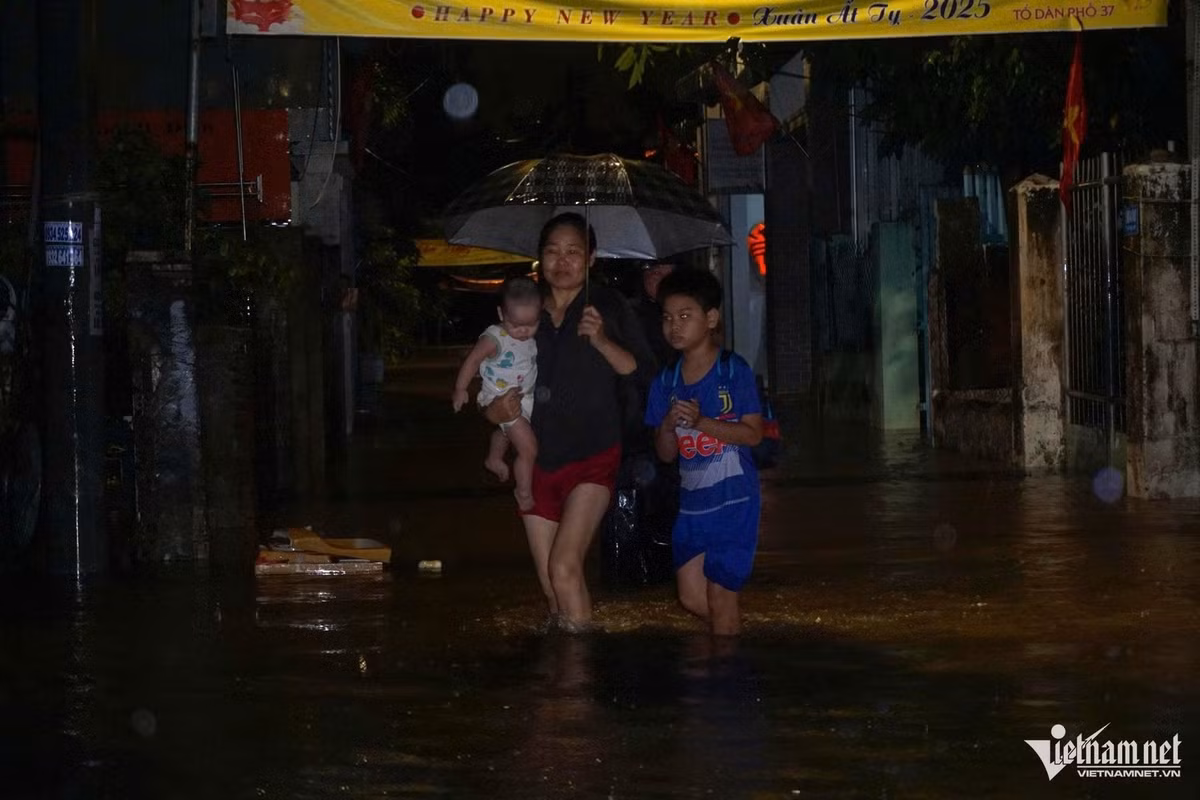 "Mưa mỗi lúc một lớn. Chúng tôi phải dùng thuyền để đưa xe máy ra ngoài, đồng thời di tản đến nơi cao hơn”, chị Huệ, 1 người dân địa phương cho biết.