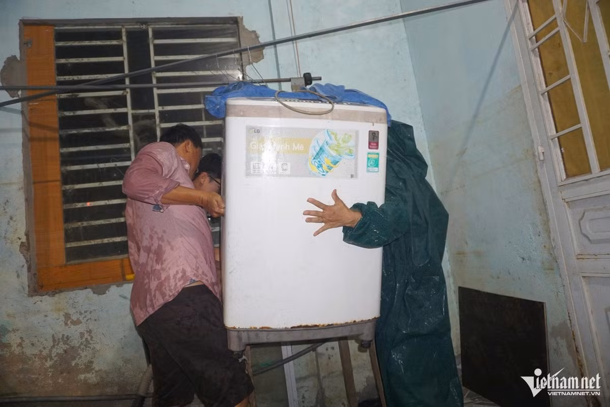 Nhiều hộ dân phải thức trắng đêm để kê dọn tài sản tránh bị ngập.