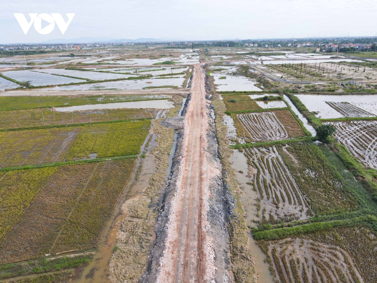 Với quy mô xây dựng 1.960 ha, sân bay Gia Bình có diện tích lớn nhất miền Bắc, vượt hai sân bay quốc tế hiện nay là Nội Bài và Tân Sơn Nhất (khoảng 1.500 ha) và chỉ xếp sau sân bay Long Thành (khoảng 5.000 ha).