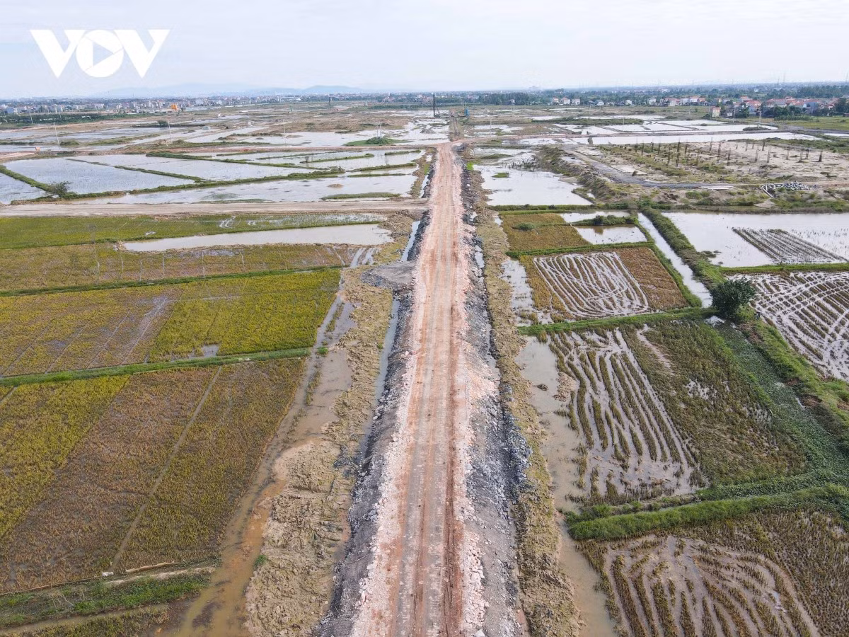 Với quy mô xây dựng 1.960 ha, sân bay Gia Bình có diện tích lớn nhất miền Bắc, vượt hai sân bay quốc tế hiện nay là Nội Bài và Tân Sơn Nhất (khoảng 1.500 ha) và chỉ xếp sau sân bay Long Thành (khoảng 5.000 ha).
