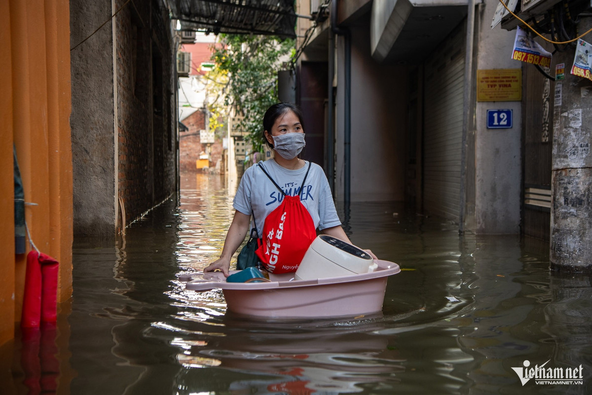 Nhiều gia đình có con nhỏ, do nước ngập quá cao buộc phải di dời đồ đạc và thuê trọ để vừa đi làm, vừa tiện chăm sóc con cái.