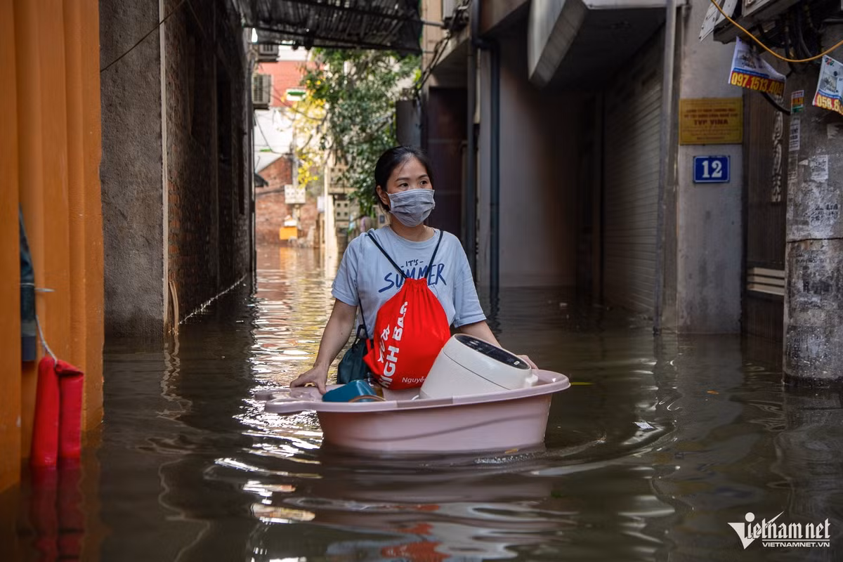 Nhiều gia đình có con nhỏ, do nước ngập quá cao buộc phải di dời đồ đạc và thuê trọ để vừa đi làm, vừa tiện chăm sóc con cái.