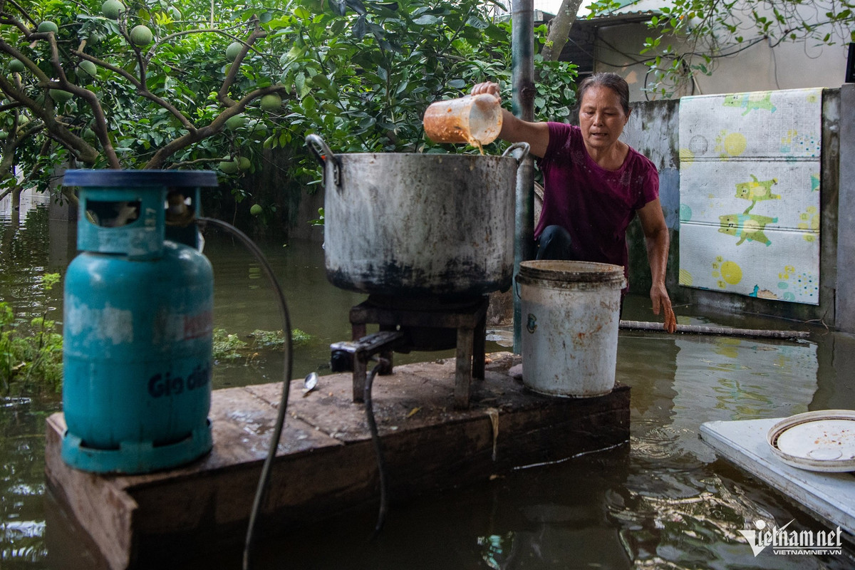 Không chỉ đời sống sinh hoạt bị đảo lộn, việc chăn nuôi của bà con cũng chịu ảnh hưởng nặng nề.