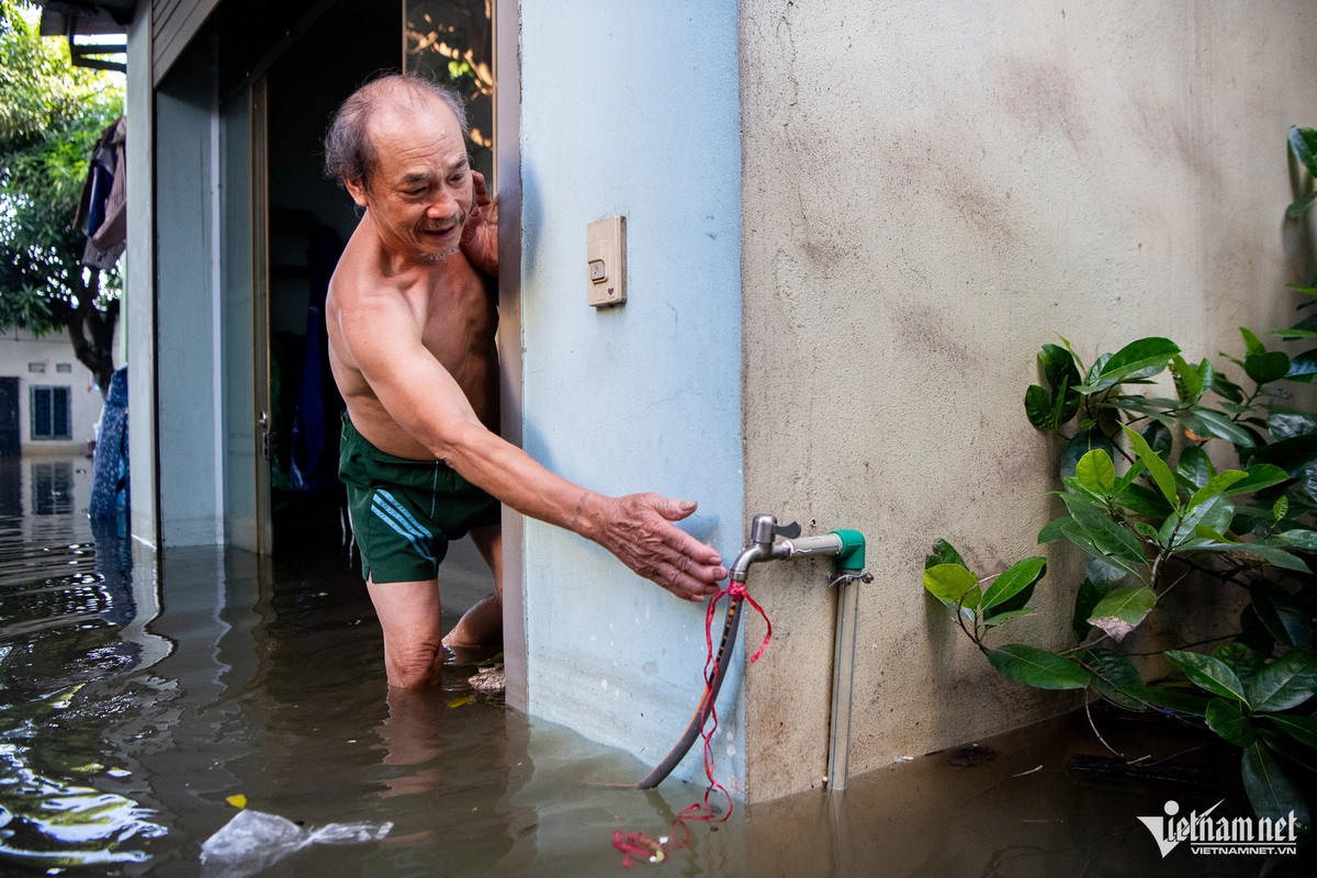 Do bể nước sinh hoạt bị lũ tràn vào, gia đình ông Hơn thiếu nước sạch. Để khắc phục tạm thời, ông nối ống dẫn từ vòi nước bên ngoài lên tầng hai, cung cấp lượng nước ít ỏi cho cả nhà sử dụng.