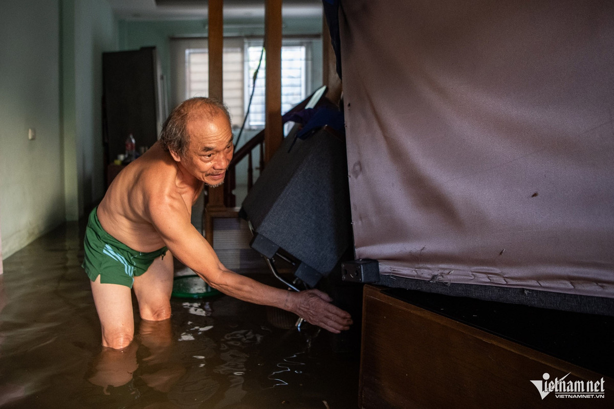 Loay hoay kê đồ đạc lên cao khi nước dâng lên dần, ông Cao Văn Hơn cho biết, mấy ngày nay bữa ăn của gia đình chỉ cầm cự bằng bánh mì, lương khô và mì tôm. Khi nước bắt đầu dâng, bà con hàng xóm đã cùng nhau kê dọn đồ đạc để tránh hư hỏng. Tuy nhiên, do mưa lớn nước lên nhanh hơn, các con của ông đi làm chưa kịp về khiến một số thiết bị điện bị ngập và hư hỏng.