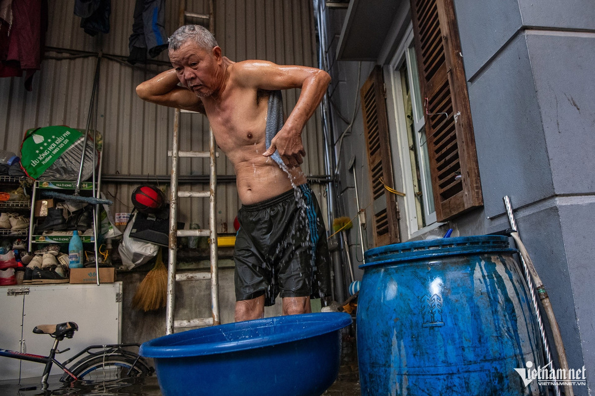 Gia đình ông Tư cũng rơi vào hoàn cảnh tương tự, mọi nhu cầu sinh hoạt, tắm rửa các thành viên đều phải chắt chiu từng vài trăm ml nước sạch.