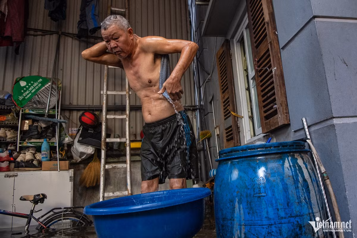 Gia đình ông Tư cũng rơi vào hoàn cảnh tương tự, mọi nhu cầu sinh hoạt, tắm rửa các thành viên đều phải chắt chiu từng vài trăm ml nước sạch.