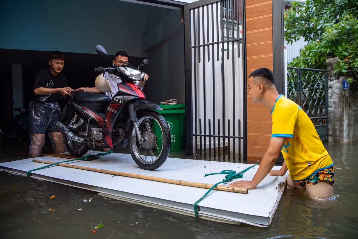 Lực lượng chức năng địa phương cũng đã triển khai phương án bơm rút nước và hỗ trợ kịp thời cho các hộ dân bị ảnh hưởng nặng tuy nhiên, nước không những không rút mà còn lên cao dần.