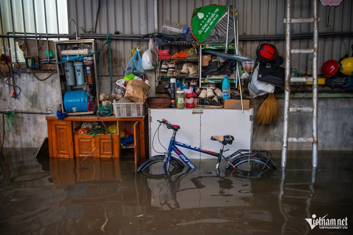 Người dân cố gắng kê cao từng vật dụng trong nhà, từ chiếc bàn, chiếc ghế cho đến tủ quần áo, mong giữ lại những gì có thể. Ông Lợi (tổ dân phố số 2) cho biết, điện bị cắt đời sống càng thêm vất vả. Bà con nơi đây mất điện, thiếu nước sạch, mọi sinh hoạt đều đảo lộn. Việc ăn uống chủ yếu phải mua bên ngoài mang về. "Trẻ nhỏ chưa đến trường, cha mẹ gửi nhờ người trông, còn các cháu lớn đang đi học buộc phải thuê trọ hoặc ở tạm nhà nghỉ chờ nước rút”, ông nói.