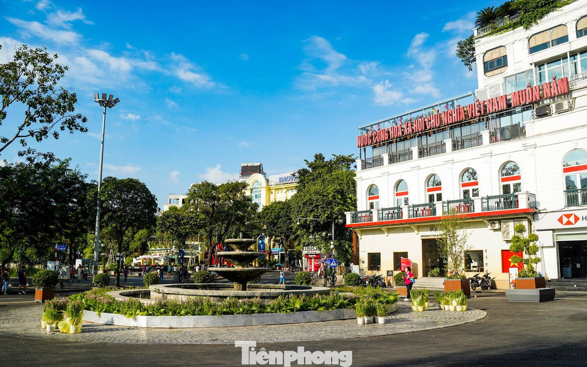 Cốt đường quanh khu vực đài phun nước được nâng lên, chỉ còn cao hơn mặt đường một bậc, thay vì ba bậc như trước.