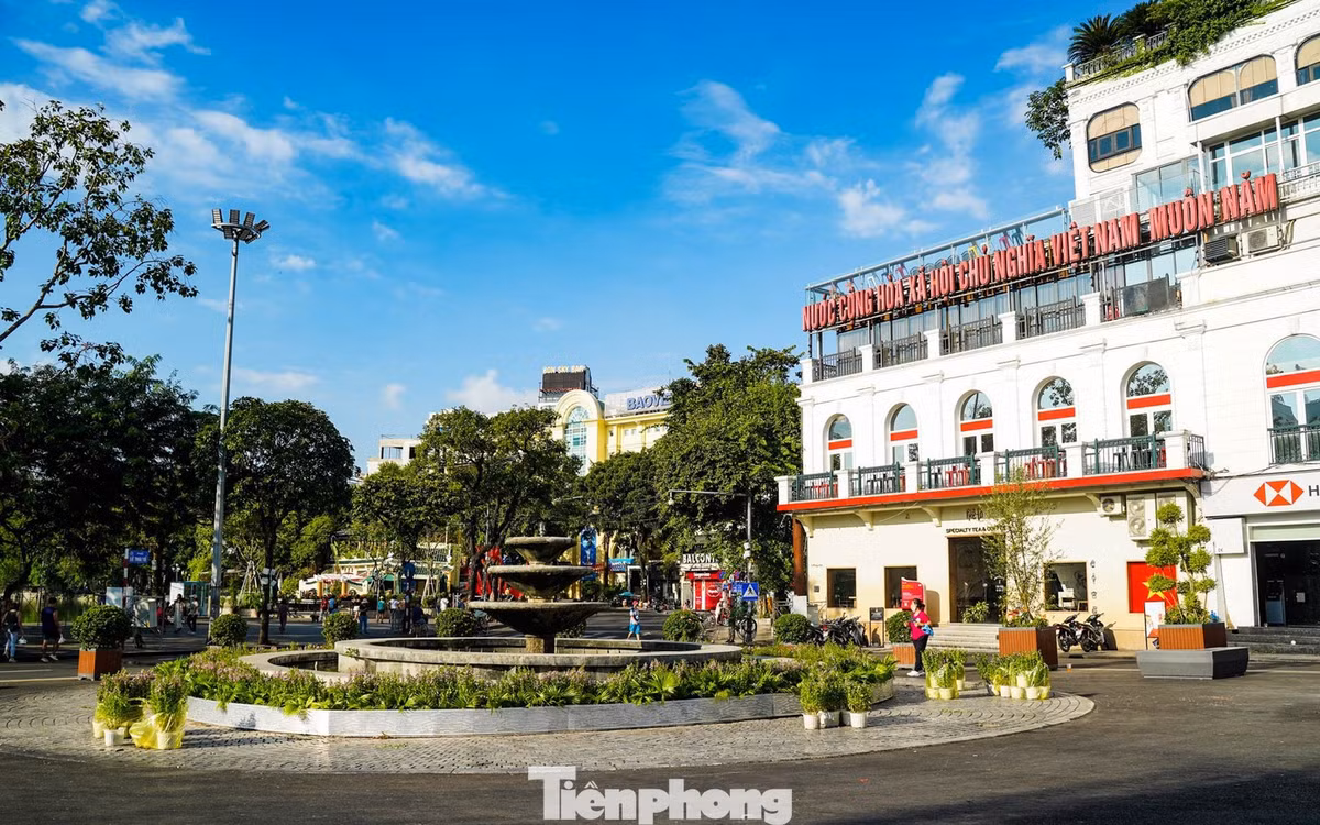 Cốt đường quanh khu vực đài phun nước được nâng lên, chỉ còn cao hơn mặt đường một bậc, thay vì ba bậc như trước.