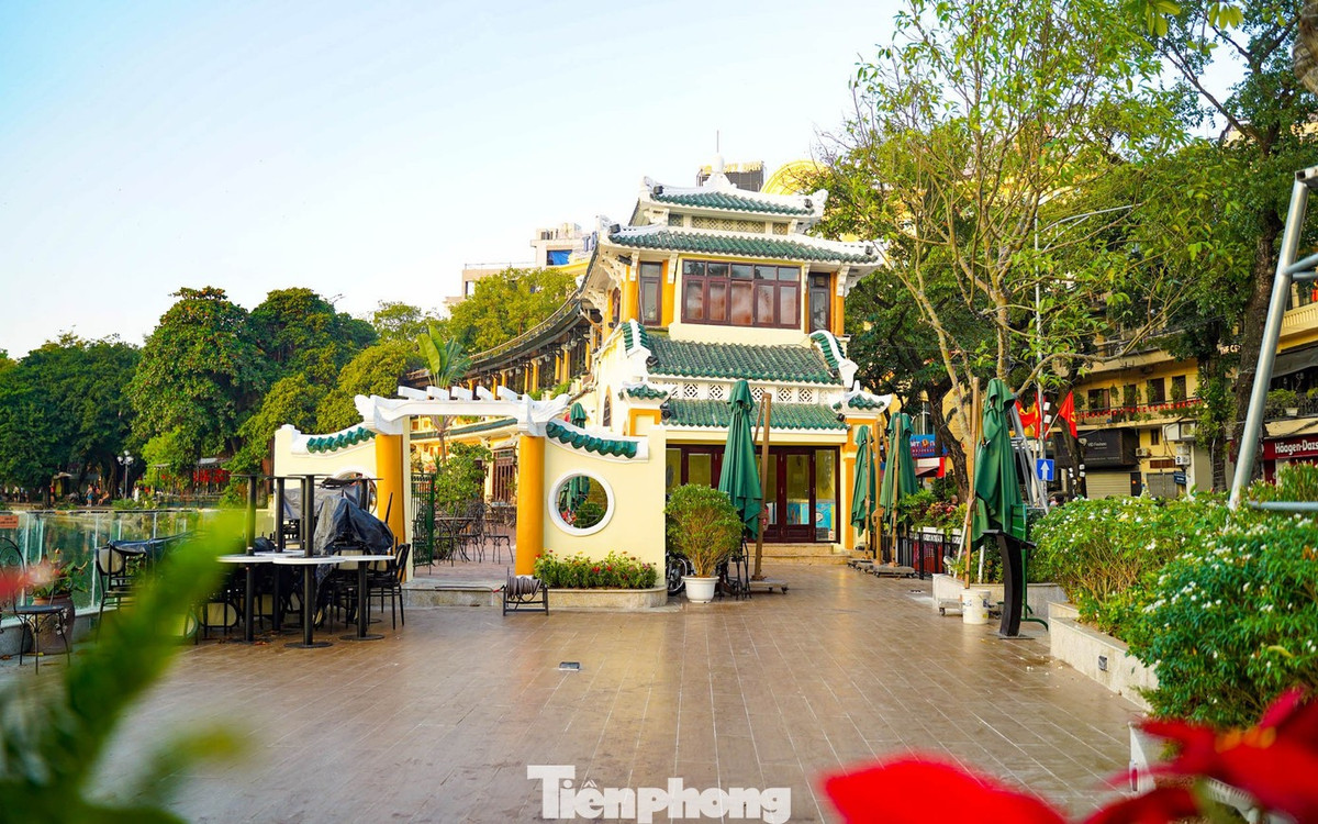 Tại khu vực nhà hàng Thủy Tạ sát hồ Gươm, các hạng mục như mái che, mái vẩy và công trình phụ trợ đã được tháo dỡ để khôi phục kiến trúc nguyên gốc.