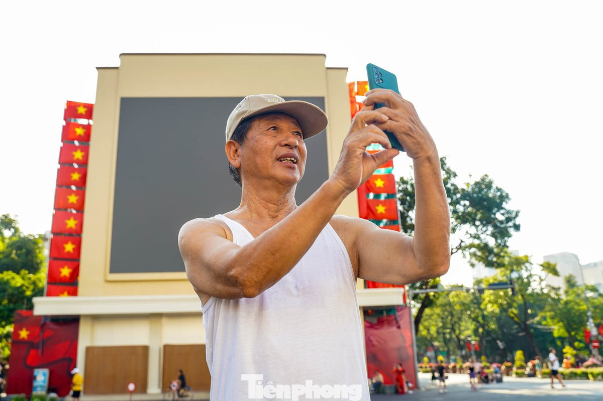 Tập thể dục quanh Hồ Gươm, ông Kiều Tuấn (Hoàn Kiếm, Hà Nội) không khỏi bất ngờ trước những thay đổi của Quảng trường Đông Kinh Nghĩa Thục. “Không gian giờ đã rộng rãi, thoáng mát hơn rất nhiều, có thêm ghế đá để nghỉ chân, hoa cây cảnh được bố trí đẹp mắt, nhìn chung sạch sẽ và tiện lợi hơn cho người dân cũng như du khách”.