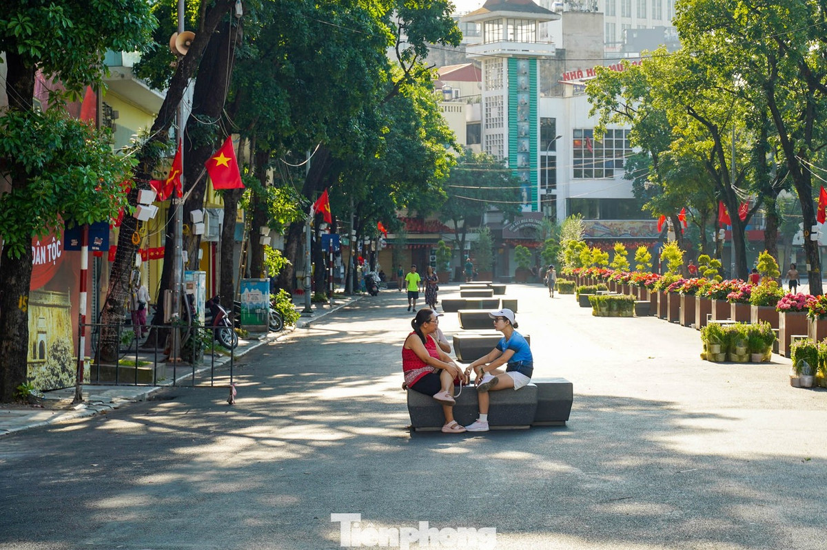 Chính quyền cũng bổ sung thêm nhiều ghế ngồi cho người dân và du khách.