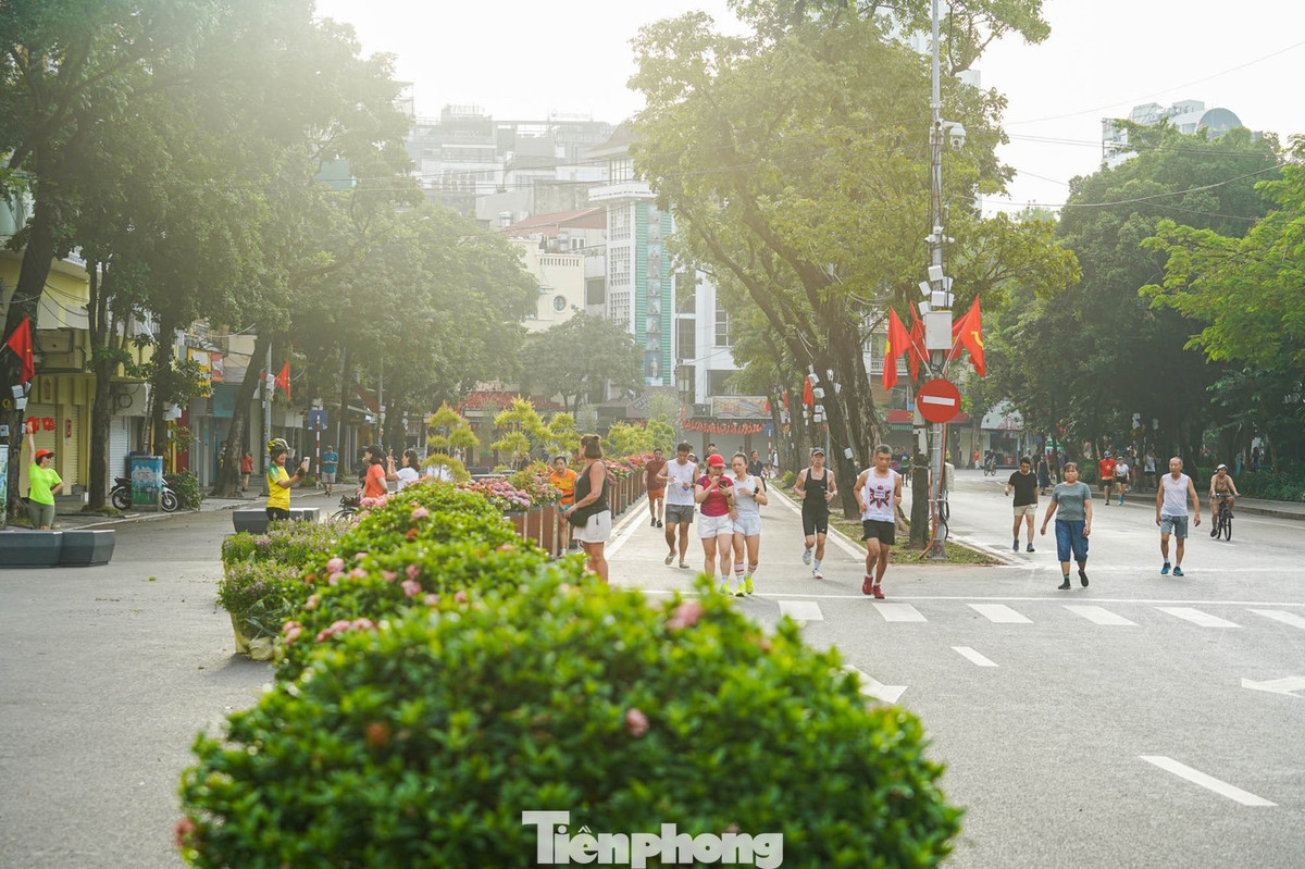 Trên tuyến phố Đinh Tiên Hoàng, nhiều hạng mục đã được điều chỉnh như di dời bãi xe, tháo dỡ dải phân cách, giữ nguyên hệ thống cây xanh và tổ chức lại giao thông.