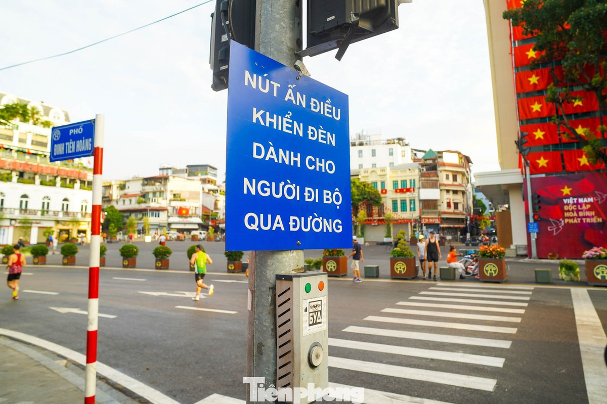 Hệ thống đèn tín hiệu lắp đặt riêng tại khu vực này, cho phép người đi bộ có thể ấn nút điều khiển đèn khi muốn qua đường.