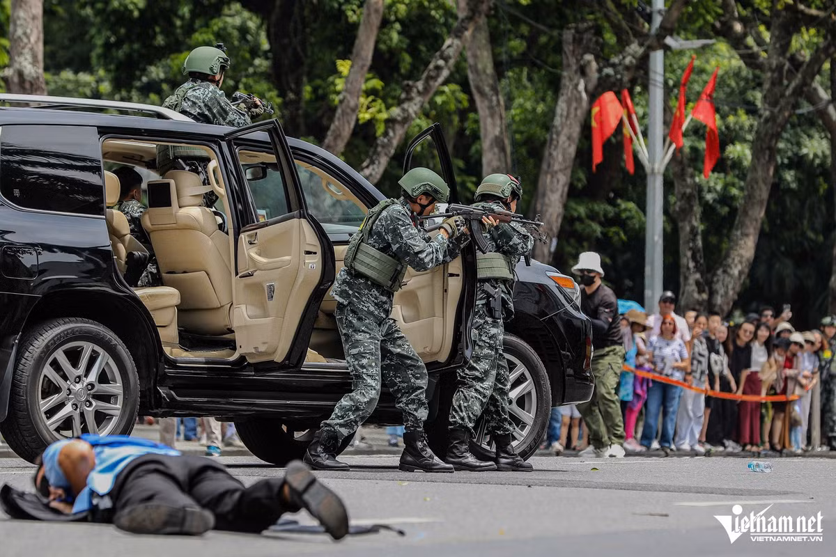 Các nội dung trình diễn nghiệp vụ với tính chuyên nghiệp cao và phương tiện hiện đại bậc nhất được sử dụng trong những nhiệm vụ đặc biệt của lực lượng Công an nhân dân Việt Nam sẽ mang đến trải nghiệm chân thực nhất, giúp nhân dân hiểu sâu hơn, rõ hơn về công việc, thử thách và trách nhiệm cao cả, nặng nề của lực lượng Công an nhân dân Việt Nam trong mọi thời điểm, trong các thời kỳ.