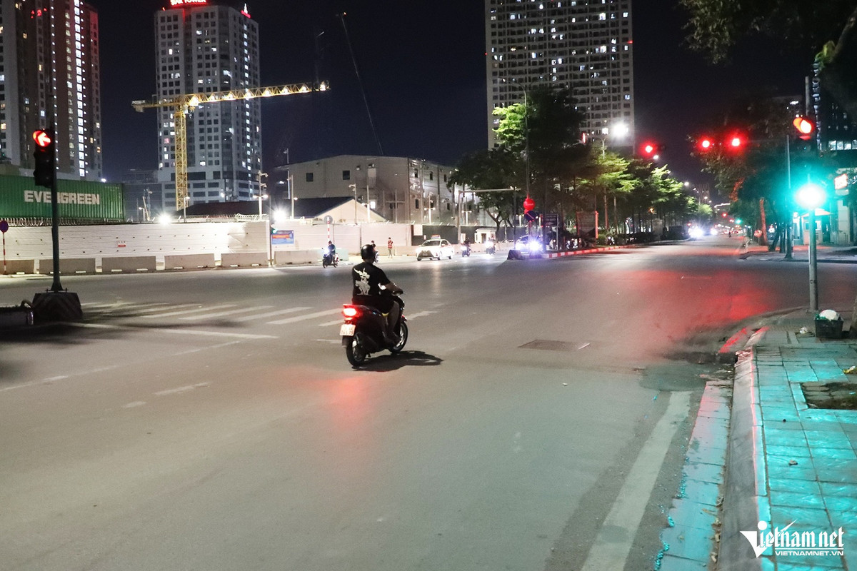 Đáng chú ý, càng về khuya, phương tiện lưu thông ít, đường vắng, chỉ có 1 người đi xe máy trên một chiều đường nhưng người tham gia giao thông vẫn chấp hành dừng đèn đỏ.