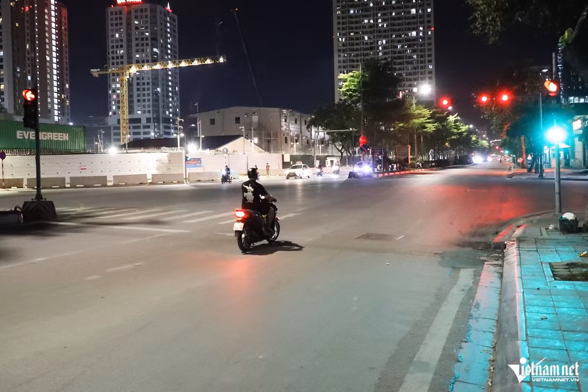 Đáng chú ý, càng về khuya, phương tiện lưu thông ít, đường vắng, chỉ có 1 người đi xe máy trên một chiều đường nhưng người tham gia giao thông vẫn chấp hành dừng đèn đỏ.