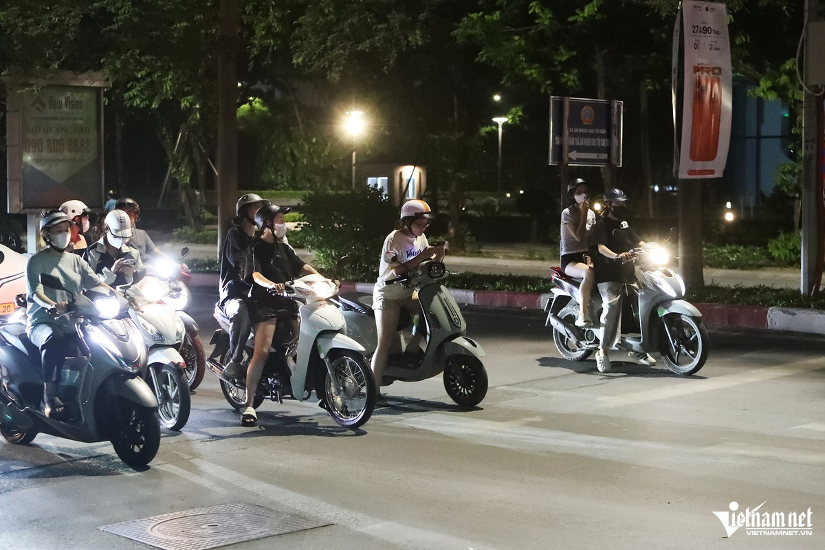 Ngay sau khi Cục CSGT thông tin về số lượng vi phạm bị camera AI phát hiện, trên các diễn đàn về giao thông, nhiều người bày tỏ quan điểm ủng hộ. Ghi nhận thực tế tại phố Phạm Văn Bạch vào lúc 23h ngày 24/9, dù đêm khuya, lượng phương tiện giảm, đường thoáng nhưng đa số người điều khiển ô tô, xe máy vẫn chấp hành Luật Trật tự, an toàn giao thông đường bộ.