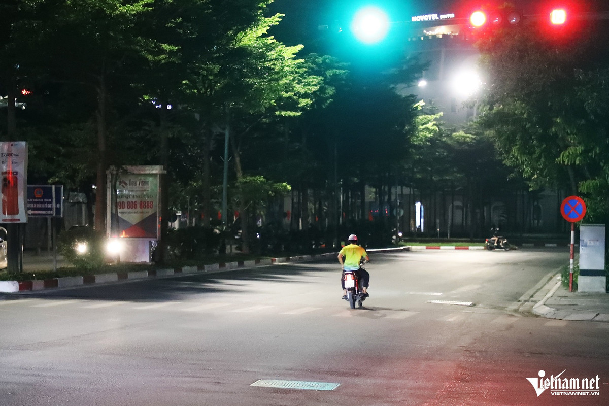 Theo Cục CSGT, những trường hợp vi phạm sẽ được đối chiếu với hệ thống cơ sở dữ liệu về đăng ký xe để xác định chủ phương tiện; đồng thời, cũng được cán bộ Trung tâm chỉ huy giao thông Cục CSGT kiểm duyệt trước khi chuyển cho Công an TP Hà Nội để thực hiện thủ tục xử lý vi phạm.