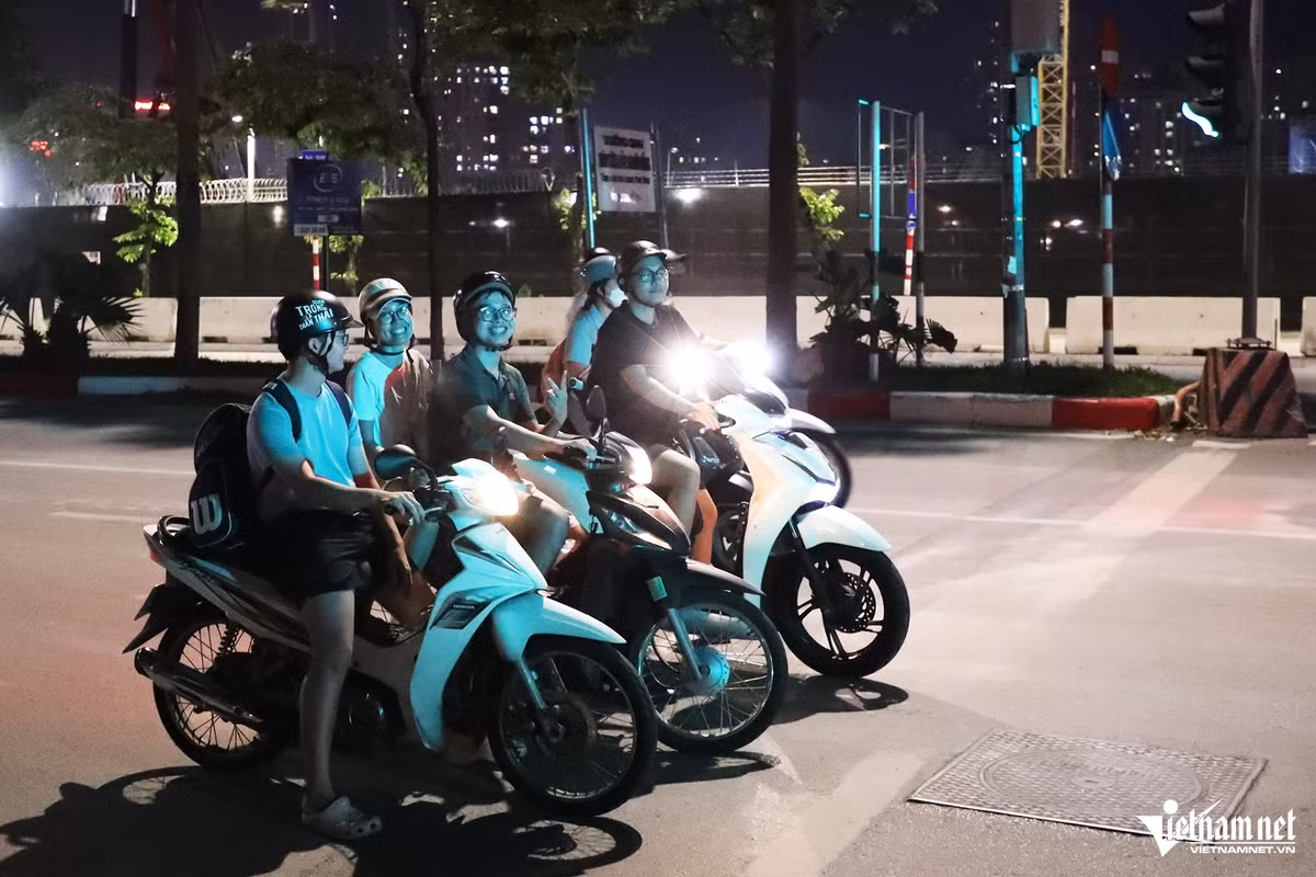 Anh Nguyễn Huy (trú tại Cầu Giấy, Hà Nội) cho biết, anh thấy có sự thay đổi rõ rệt khi lực lượng CSGT thí điểm lắp đặt camera AI để giám sát giao thông. "Trước đây, nhiều người nghĩ rằng vào ban đêm, đường vắng và không có lực lượng chức năng thì sẽ không dừng đèn đỏ. Nhưng nay, có camera AI hoạt động 24/7 thì họ sẽ không dám vượt, giúp đảm bảo an toàn giao thông", anh Nguyễn Huy chia sẻ.