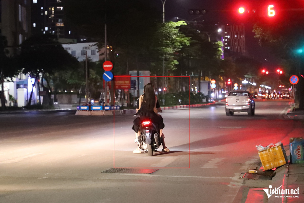 Cũng theo ghi nhận của PV, khi đi qua đoạn đường có thí điểm lắp camera AI giám sát giao thông, người đi xe máy không chỉ tuân thủ dừng đèn đỏ đúng vạch mà còn đội mũ bảo hiểm đầy đủ.