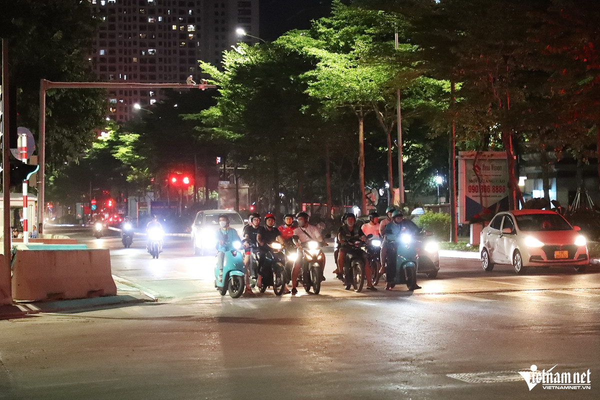 Cũng theo ghi nhận của PV, khi đi qua đoạn đường có thí điểm lắp camera AI giám sát giao thông, người đi xe máy không chỉ tuân thủ dừng đèn đỏ đúng vạch mà còn đội mũ bảo hiểm đầy đủ.