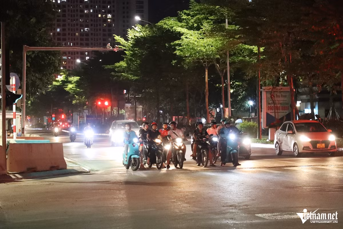 Cũng theo ghi nhận của PV, khi đi qua đoạn đường có thí điểm lắp camera AI giám sát giao thông, người đi xe máy không chỉ tuân thủ dừng đèn đỏ đúng vạch mà còn đội mũ bảo hiểm đầy đủ.