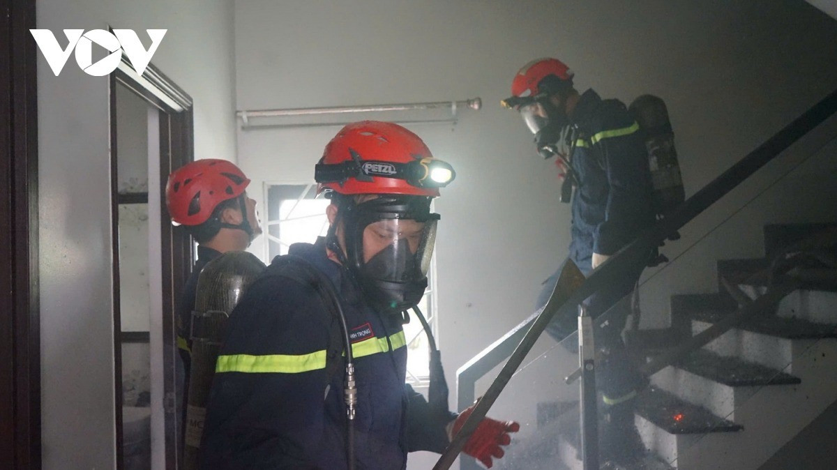 Cảnh sát chữa cháy đeo mặt nạ phòng độc tiếp cận hiện trường Do hẻm nhỏ, xe chữa cháy không thể tiếp cận trực tiếp hiện trường, lực lượng chức năng phải đỗ xe cách khoảng 100m, chia thành nhiều tổ, leo lên mái các nhà xung quanh để phun nước, tiếp cận đám cháy từ nhiều hướng. Được biết, bên trong là cơ sở kinh doanh khung tranh ảnh, chứa nhiều vật liệu dễ cháy.