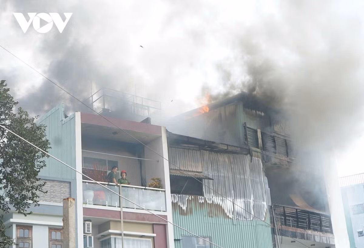 Ngọn lửa bùng phát dữ dội Nhận tin báo, Phòng Cảnh sát phòng cháy chữa cháy và Cứu nạn, cứu hộ, Công an thành phố Đà Nẵng điều động 3 xe chữa cháy cùng hàng chục cán bộ, chiến sĩ đến hiện trường dập lửa, khống chế không cho ngọn lửa cháy lan sang các nhà dân bên cạnh.