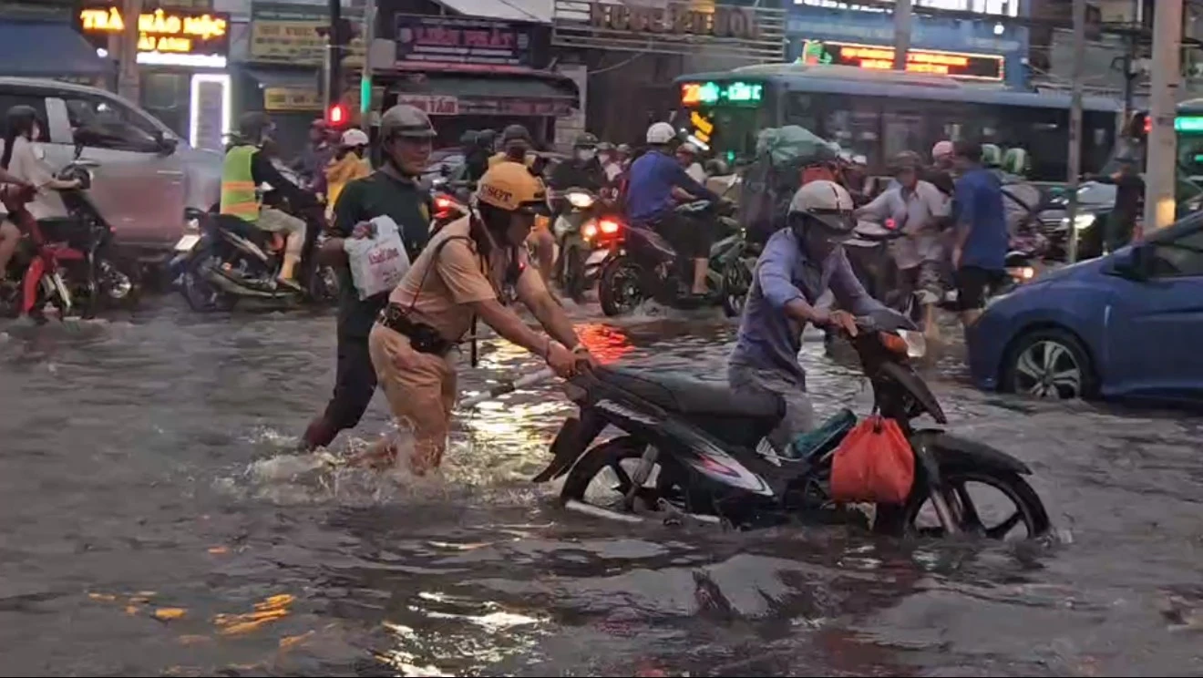 Triều cường lên đỉnh, người dân TP HCM về nhà trong 'biển nước'