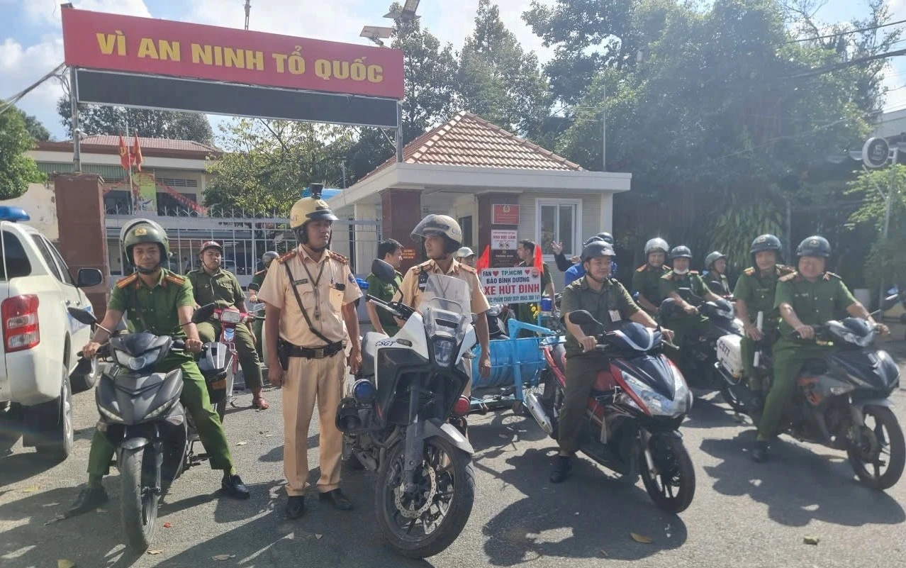 Người đi đường thở phào khi CSGT ra quân... 'dẹp loạn'