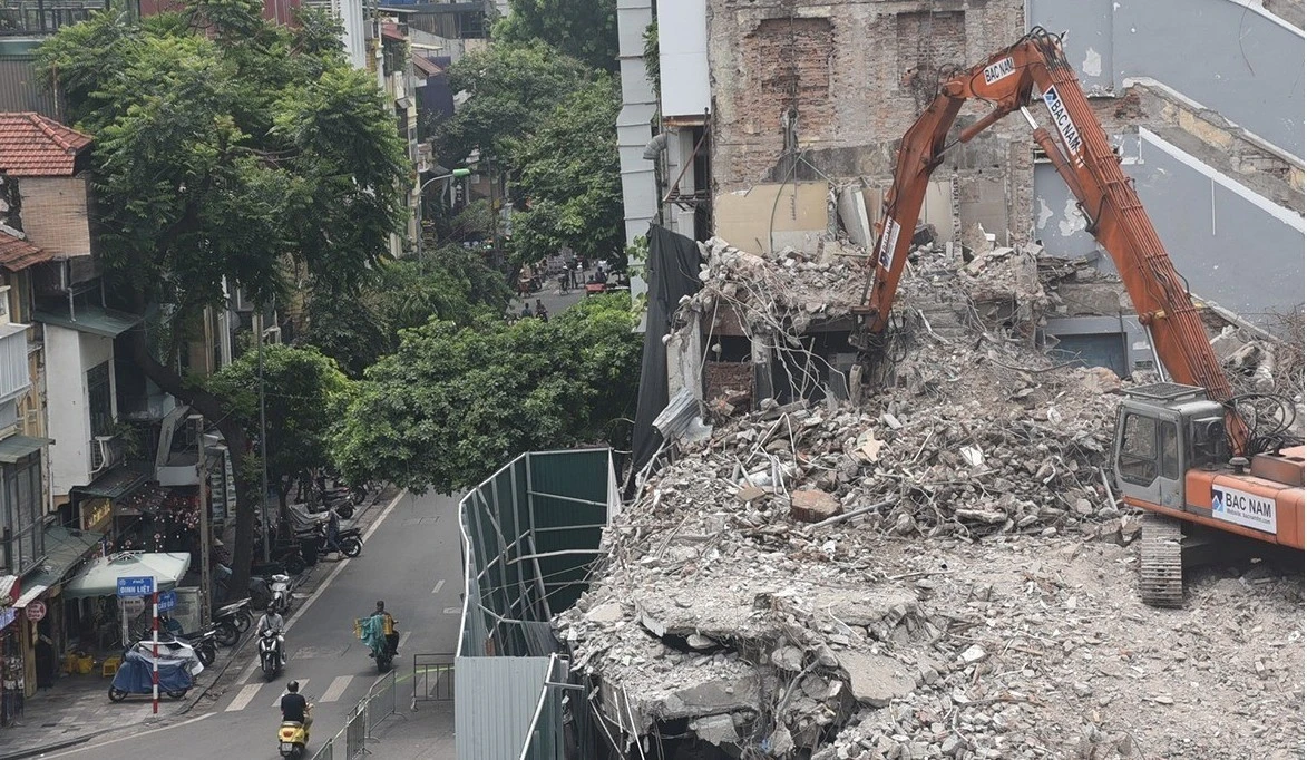 Phá dỡ "Hàm cá mập" thiếu hệ thống phun nước- phát tán bụi