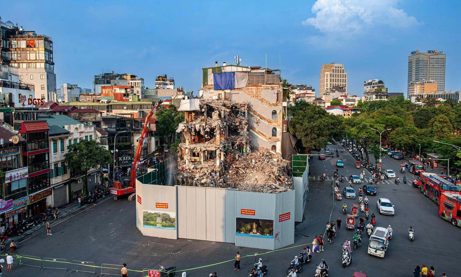 Cận cảnh tòa nhà hàm cá mập đang được phá dỡ