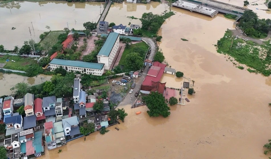 Nước lũ tràn đê sông Bùi, nhiều nơi ở ngoại thành Hà Nội bị ngập