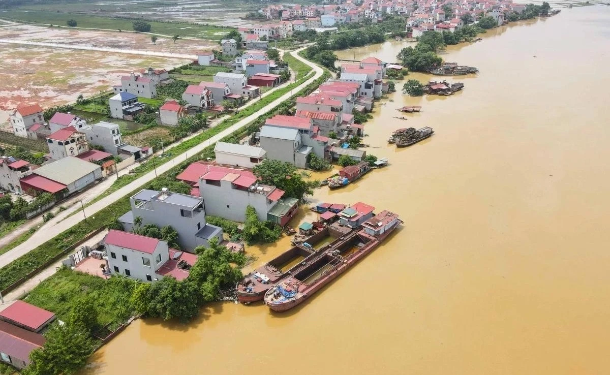 Lũ sông Cầu dâng cao, hàng trăm hộ dân ở Bắc Giang chìm trong biển nước