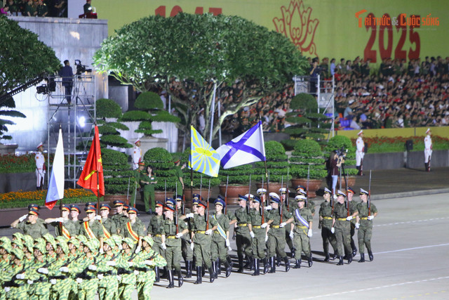 Khối diễu binh của Nga tiến qua lễ đài. Ảnh: Trà Khánh. kto-tr_img-1359.jpg