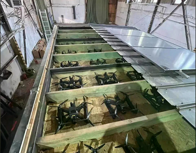 UAV FPV được SBU ngụy trang bên trong các thùng container sau đó vận chuyển đến gần căn cứ Nga để tấn công. Ảnh: SBU. screenshot-2025-06-01-at-16-05-59.png