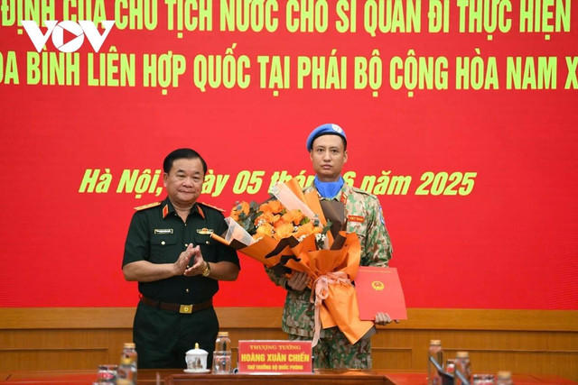 Thượng tướng Hoàng Xuân Chiến trao quyết định của Chủ tịch nước cho Thiếu tá Trần Viết Cường Thượng tướng Hoàng Xuân Chiến trao quyết định của Chủ tịch nước cho Thiếu tá Trần Viết Cường