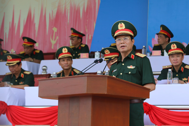 Đại tướng Nguyễn Tân Cương chủ trì kiểm tra tổng hợp luyện. img-4979.jpg