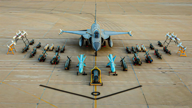 Tiêm kích JF-17 và hệ thống vũ khí nó có thể mang theo. iraq-acquires-jf-17-block-iii-fighter-jets-from-pakistan.jpg