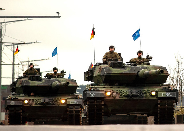 Đức đặt hàng thêm hàng ngàn xe tăng Leopard 2 nhằm gia tăng sức mạnh của khối NATO. Ảnh: Vallejo military-parade-vilnus-001-x-efp-lithuania.jpg
