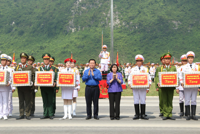 Trưởng ban Tuyên giáo và Dân vận Trung ương Nguyễn Trọng Nghĩa cùng Bí thư Thành ủy Hà Nội Bùi Thị Minh Hoài tặng quà các chiến sĩ tham gia tổng hợp luyện. Ảnh: Trà Khánh img-5895.jpg