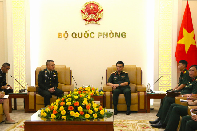 Đại tướng Phan Văn Giang trao đổi với Đại tướng Songwit Noonpackdee tại buổi tiếp. Ảnh: Trà Khánh img-1061.jpg