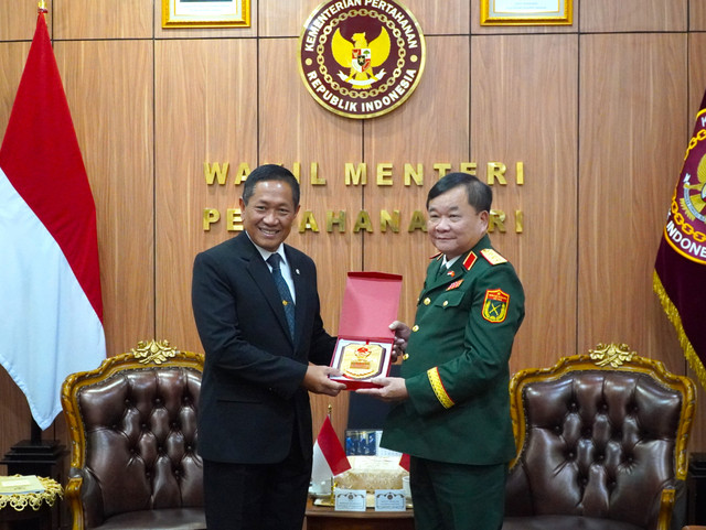 Thượng tướng Hoàng Xuân Chiến hội kiến Ngài Sjafrie Sjamsoeddin, Bộ trưởng Bộ Quốc phòng Indonesia. dsc09707.jpg