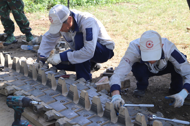 Không trực tiếp xuất hiện trong hàng quân hùng tráng, nhưng dấu ấn của cán bộ, công nhân kỹ thuật Nhà máy Z175 vẫn hiện hữu trong từng bánh xích, từng vòng lăn bền bỉ của khí tài. Ảnh: Nhà máy Z175. 532647477-793187510035055-5014523436736927720-n.jpg