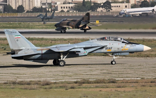 Máy bay phản lực chiến đấu F-14 Tomcat do Mỹ thiết kế từ những năm 1970, vẫn là nền tảng của lực lượng không quân đang già cỗi của Iran, mặc dù nó đã lỗi thời so với máy bay hiện đại. F-14 được thiết kế như một máy bay đánh chặn trên tàu sân bay, được trang bị radar AN/AWG-9 mạnh mẽ và có khả năng mang tên lửa AIM-54 Phoenix, có tầm bắn hơn 160 km. f-14-vol.jpg